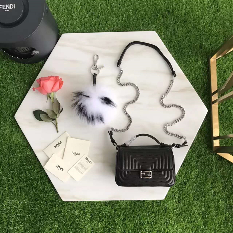 FENDI 芬迪 8770 時裝秀款 Micro Baguette 壓紋雙面鏈條包 黑色