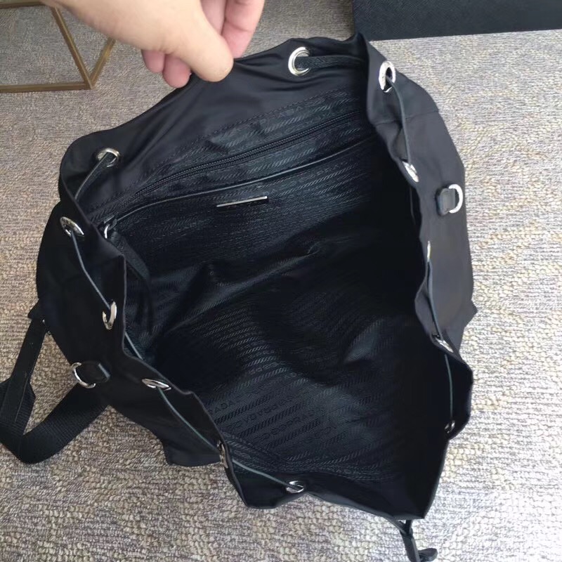 1BZ2811 Prada Black Nylon背包 柳釘扣帶 尼龍配牛皮 雙肩包 黑配紅