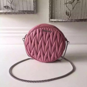  MiumiuŮ 2017¿ ݳƷ 피M(jn)ھdƤ