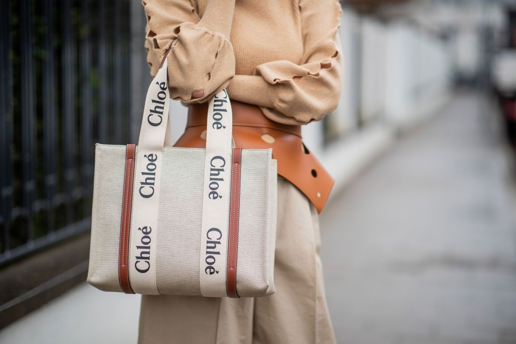 chloé woody 咖啡色中型托特包實背圖