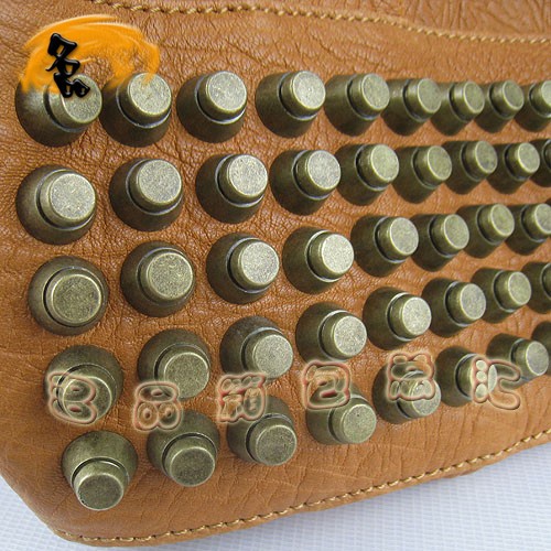 63460 熱賣新款明星酷炫 Alexander Wang/亞利山大王 鉚釘手提包 土黃色