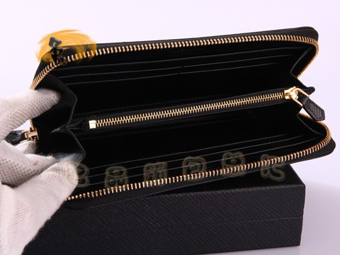 1M0506 Prada最新款十字紋牛皮拉鏈錢包 Prada錢包 普拉達長款錢夾 Prada女包 黑色