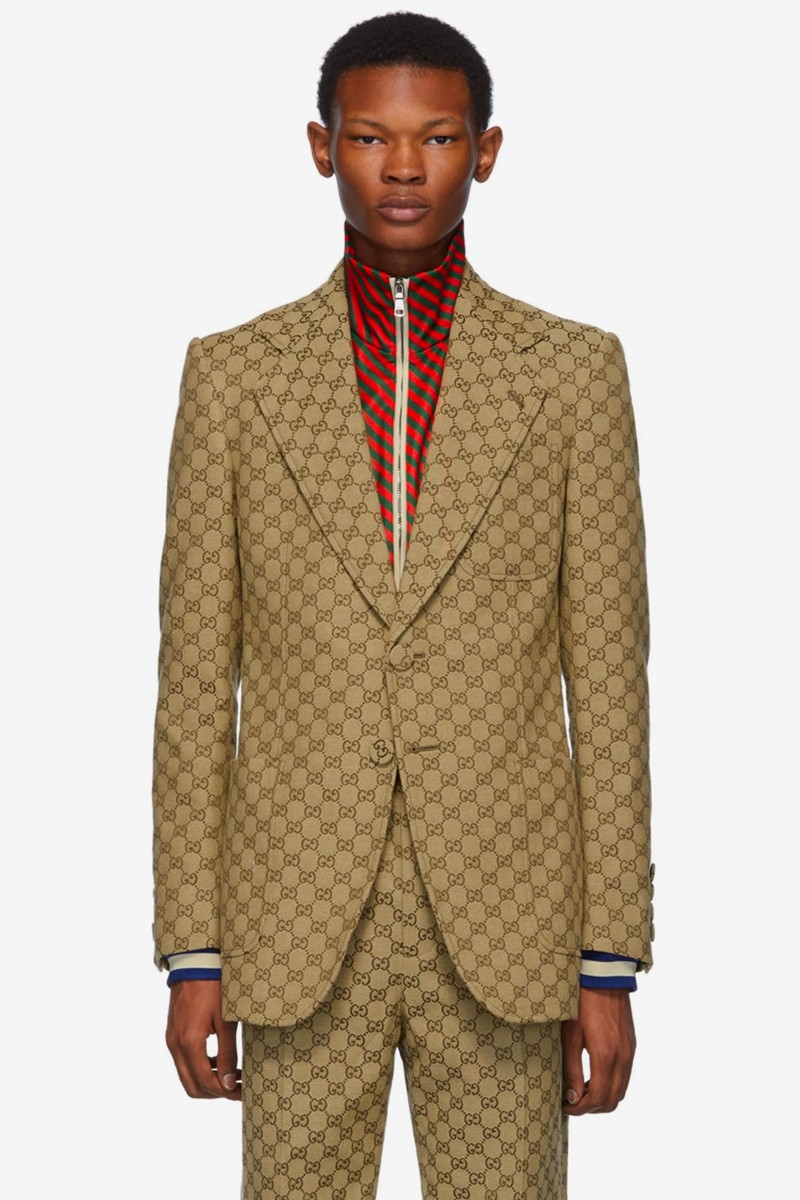 Gucci 推出GG Logo 印花西服套裝和棒球帽