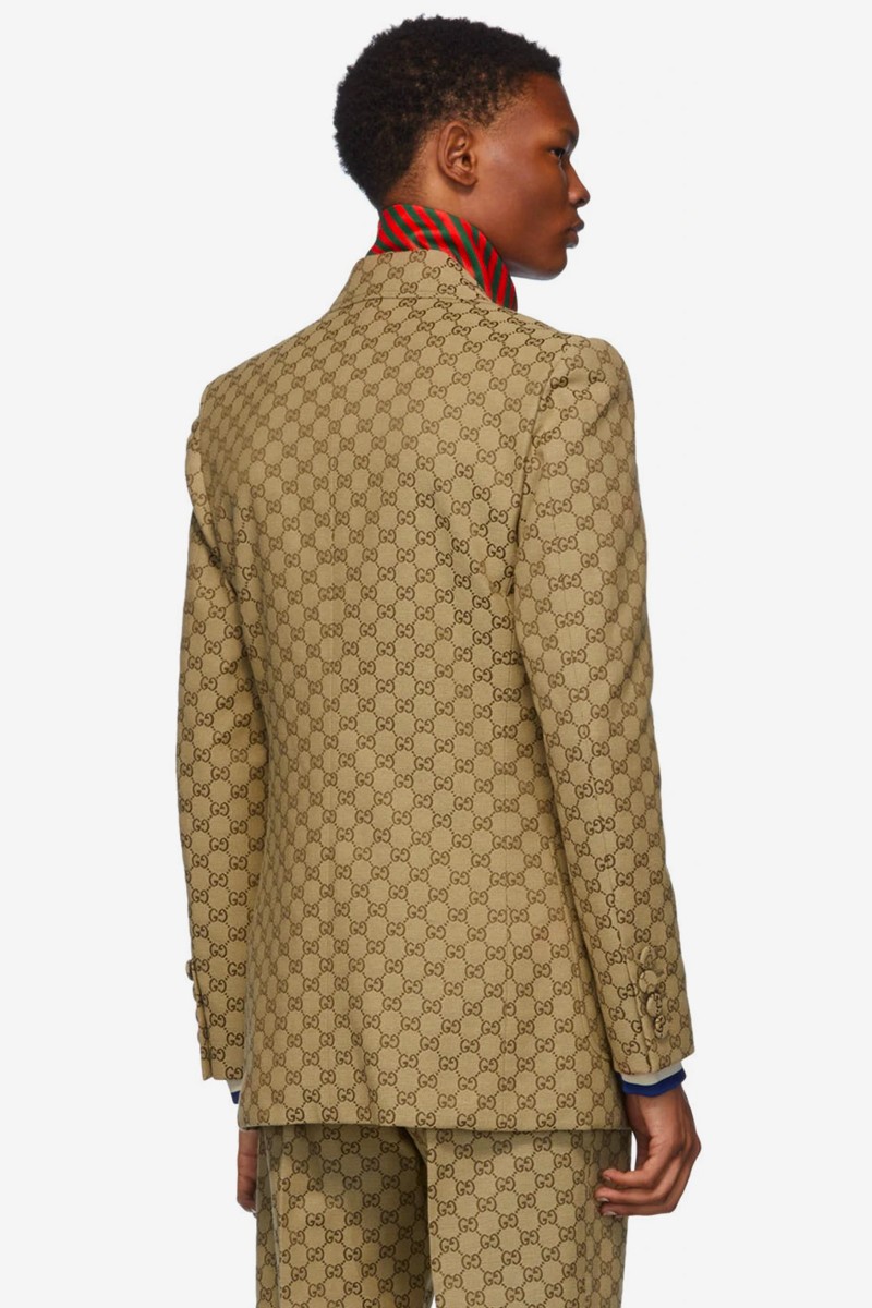 Gucci 推出GG Logo 印花西服套裝和棒球帽
