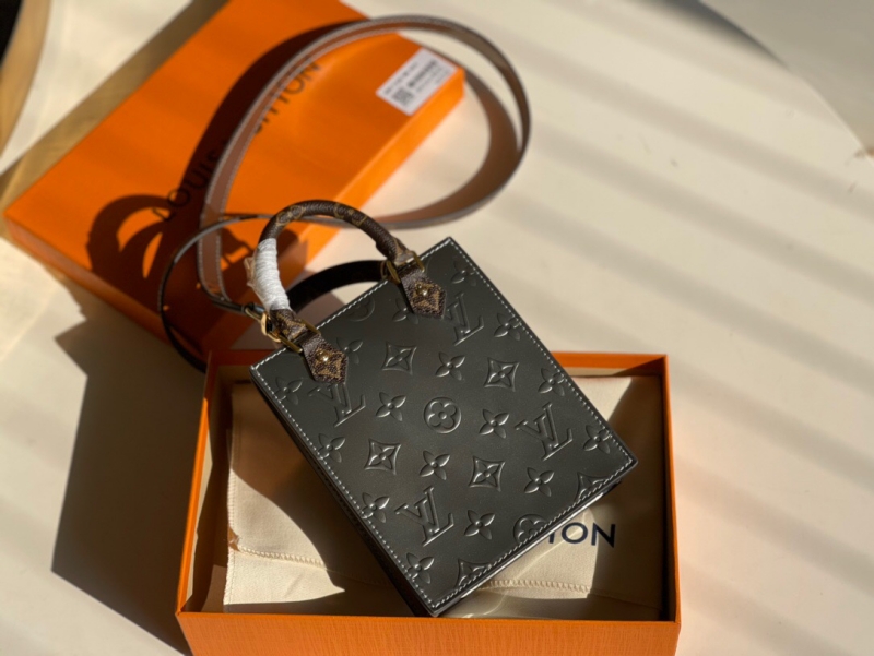 M90564 LV PETIT SAC PLAT 手袋 壓紋漆皮托特包 銀色