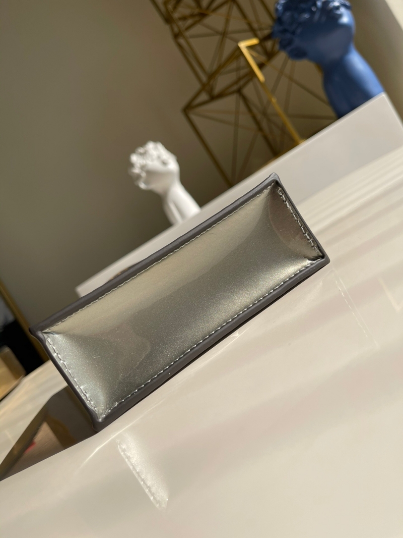 M90564 LV PETIT SAC PLAT 手袋 壓紋漆皮托特包 銀色