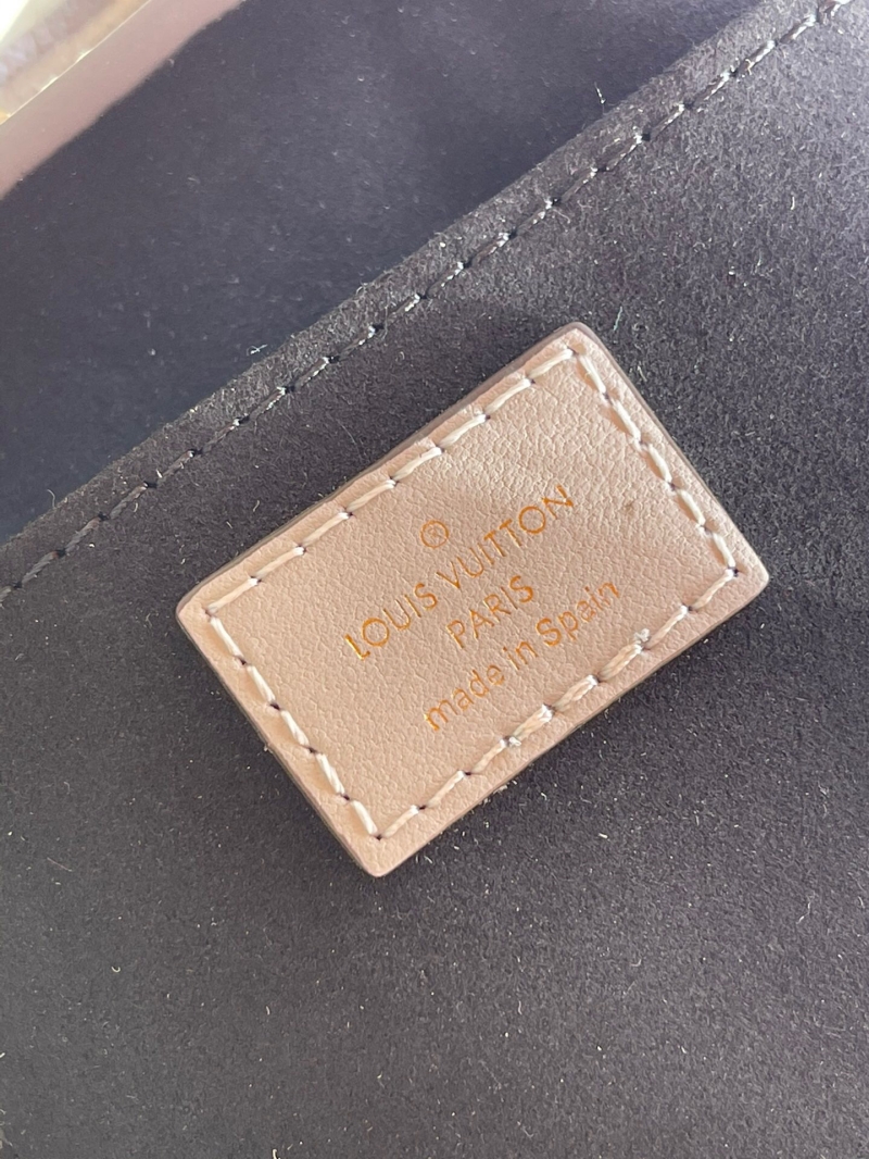 M90564 LV PETIT SAC PLAT 手袋 壓紋漆皮托特包 銀色