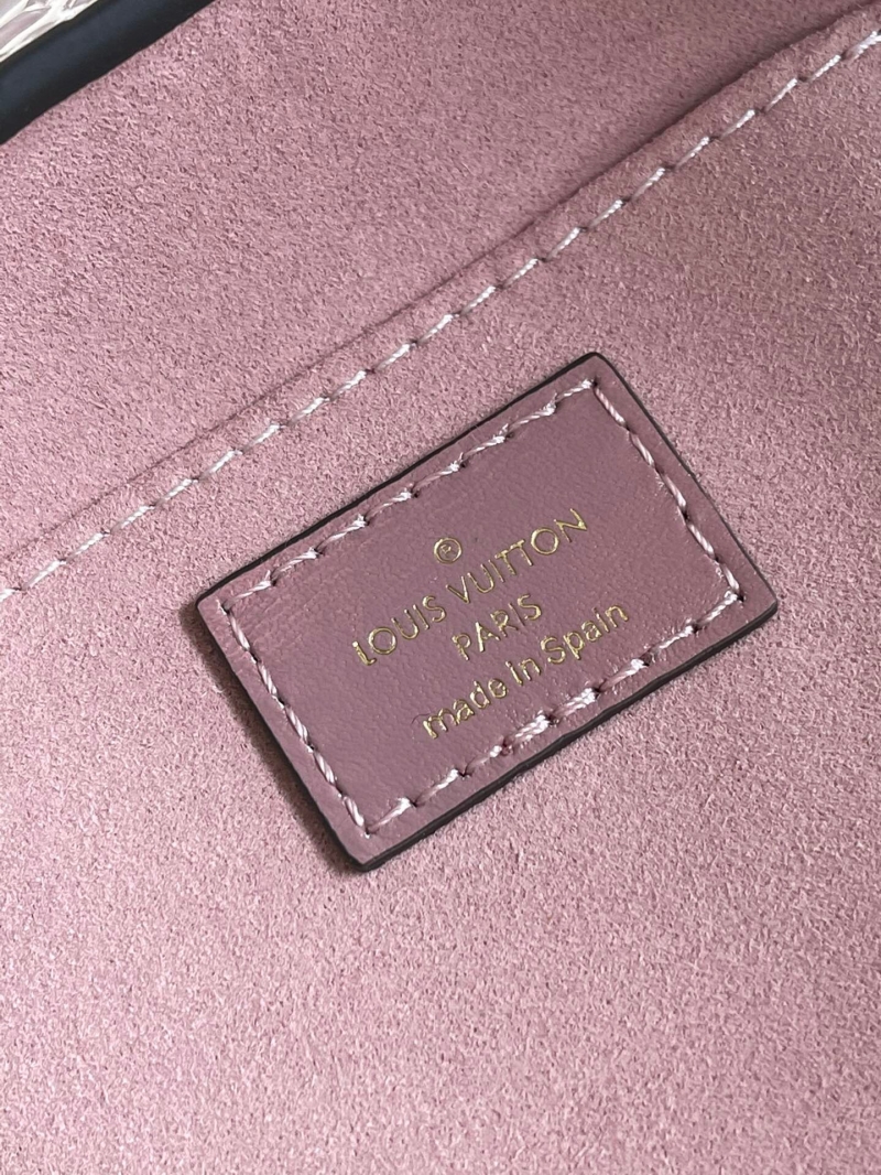 M90564 LV PETIT SAC PLAT 手袋 壓紋漆皮托特包 銀色