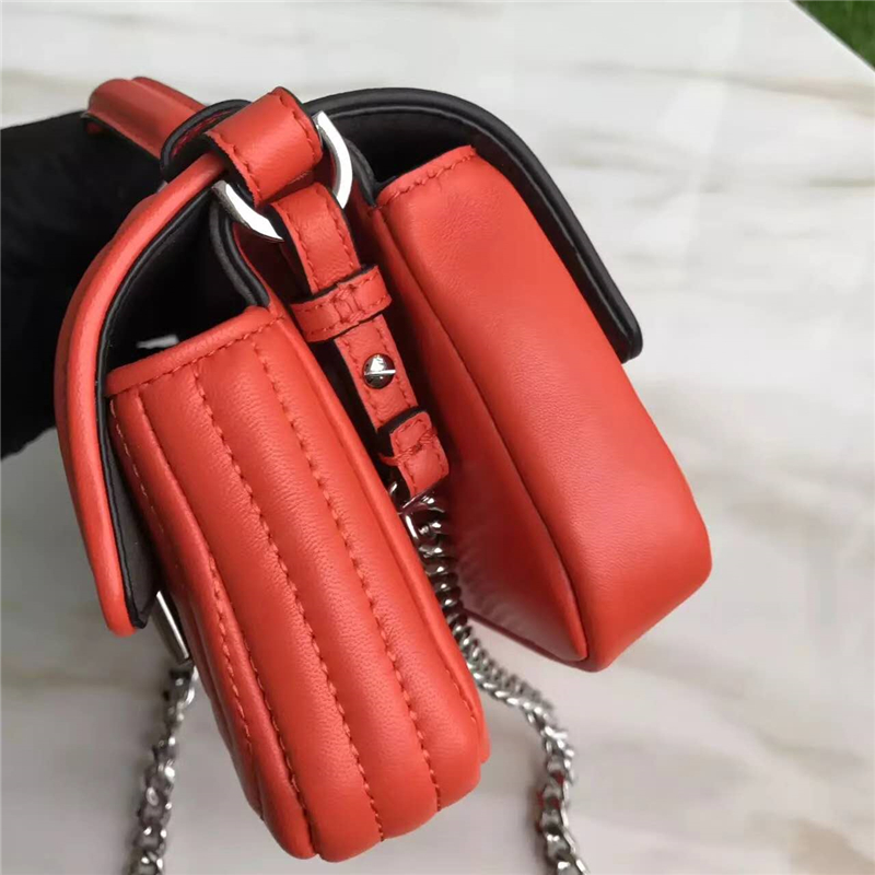 FENDI 芬迪 8769 時裝秀款 Micro Baguette 壓紋雙面鏈條包 橘紅色