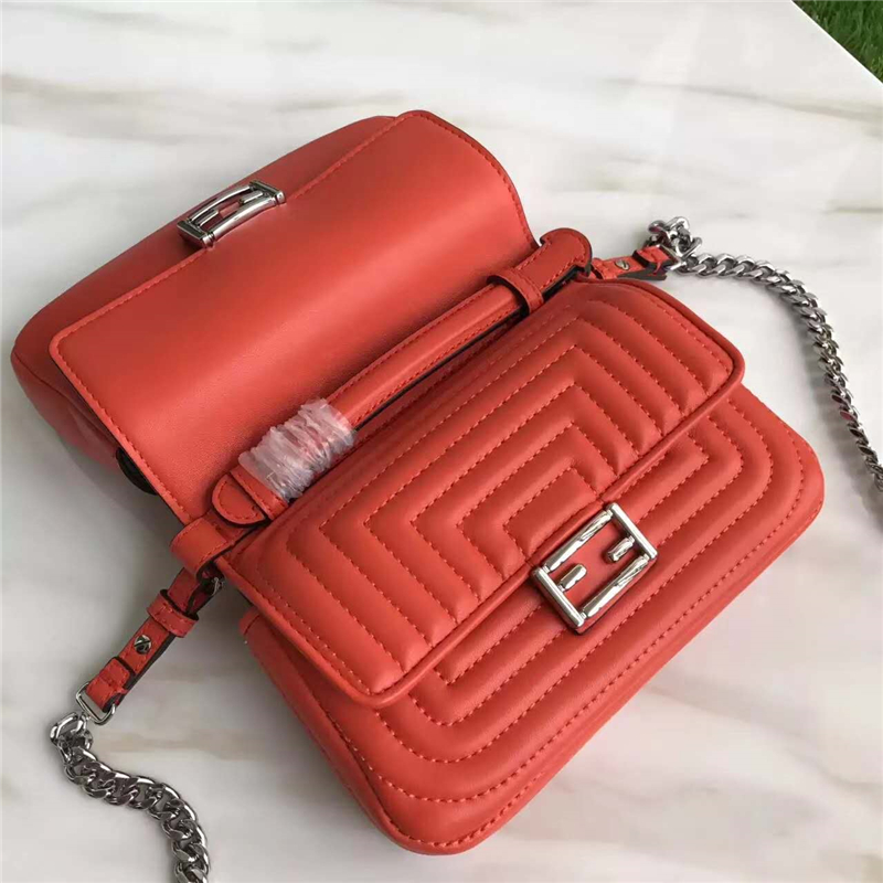 FENDI 芬迪 8769 時裝秀款 Micro Baguette 壓紋雙面鏈條包 橘紅色