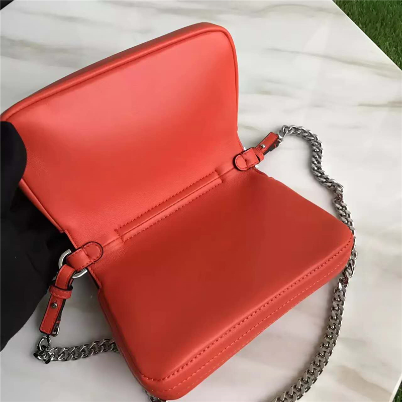 FENDI 芬迪 8769 時裝秀款 Micro Baguette 壓紋雙面鏈條包 橘紅色