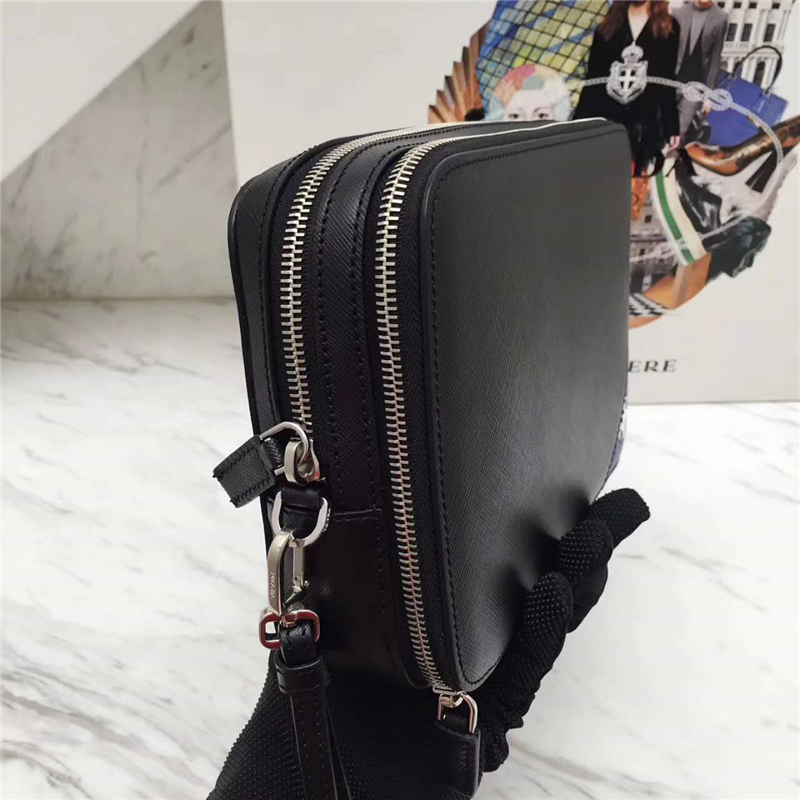 2VF052 Prada普拉達 男士經典升級版 拼角嘜 男士雙拉鏈手抓包 黑包寶藍色標