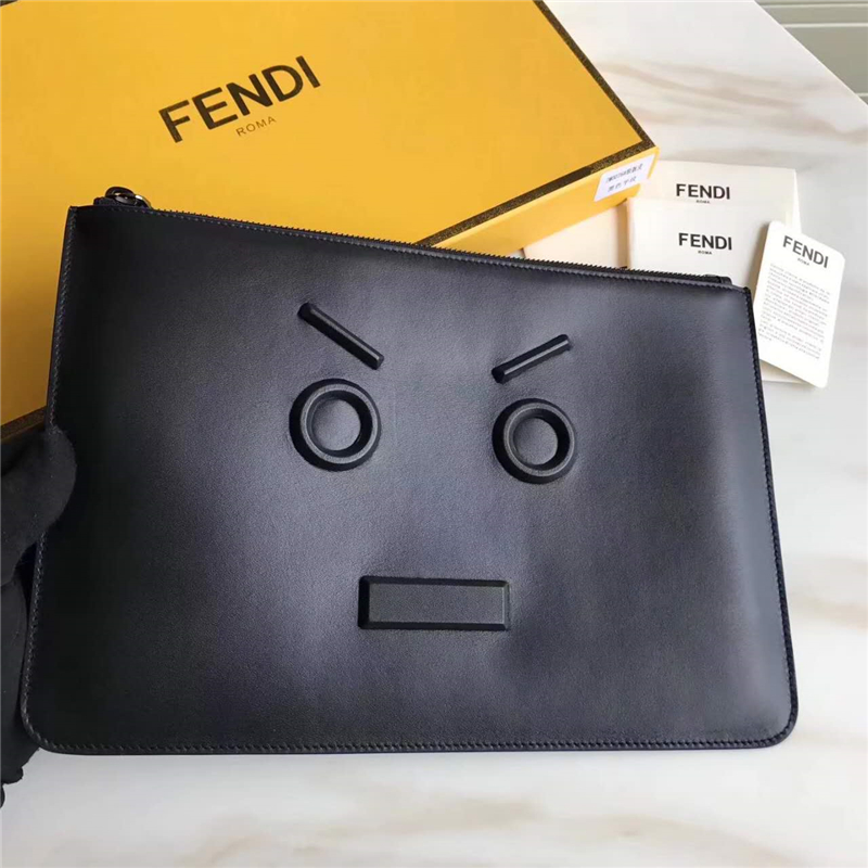 0076 FENDI 芬迪 face浮雕同色貼花 小牛皮 纖薄手拿包 黑色