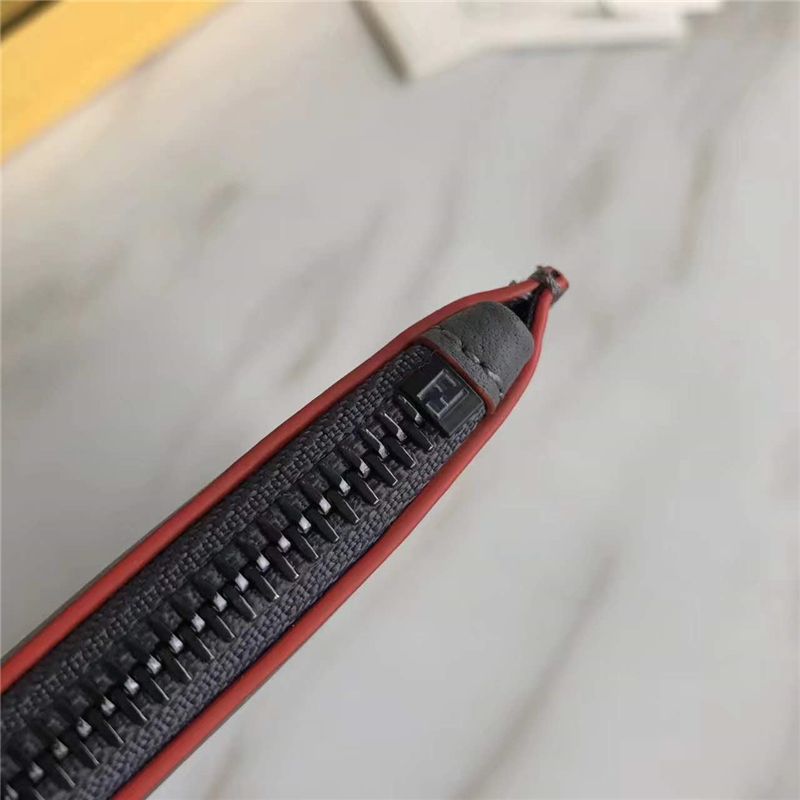 0076 FENDI 芬迪 face浮雕同色貼花 小牛皮 纖薄手拿包 灰色