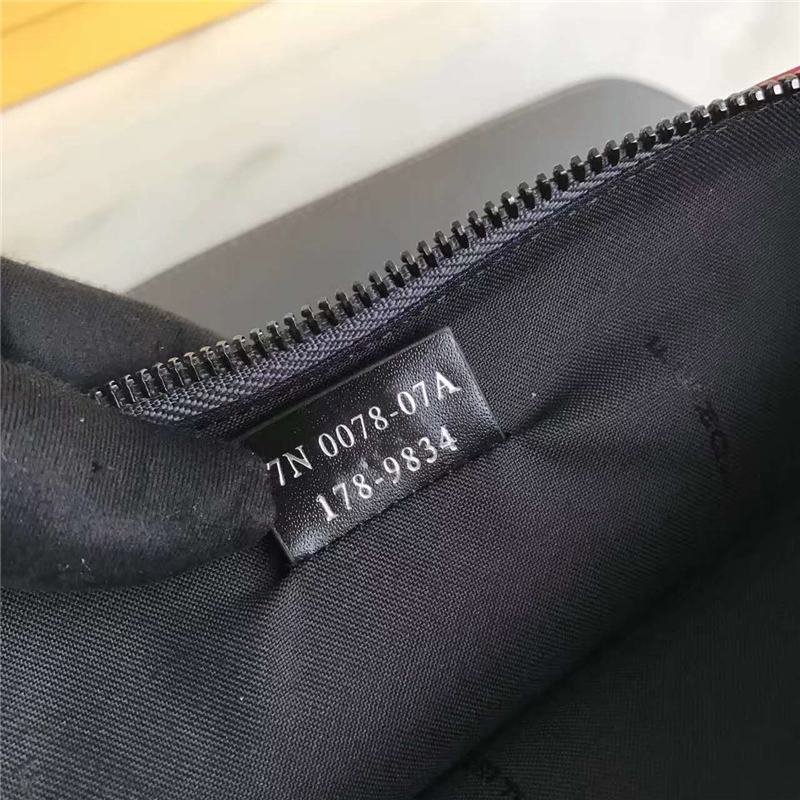 0076 FENDI 芬迪 face浮雕同色貼花 小牛皮 纖薄手拿包 灰色