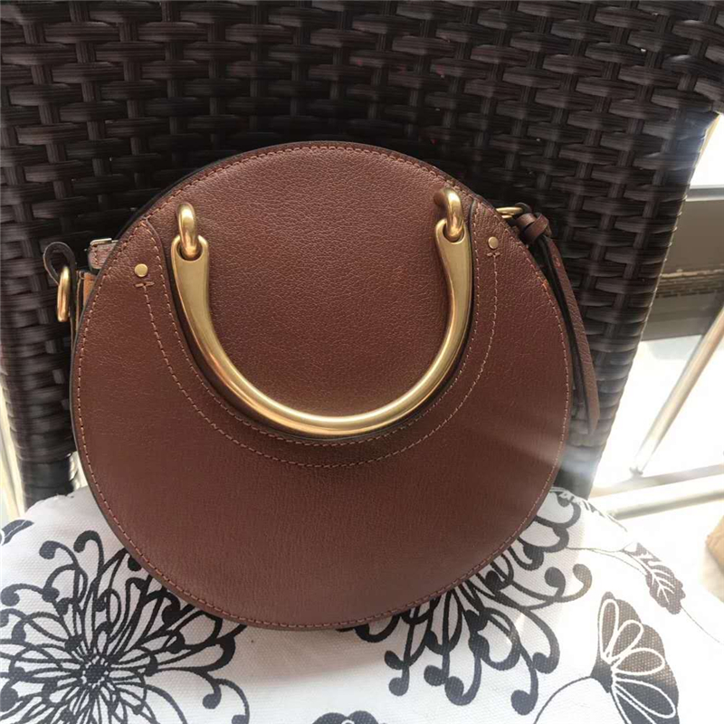 Chloe 蔻依 17秋冬 Pixie手環包 磨砂拼皮 圓形手提包 棕色