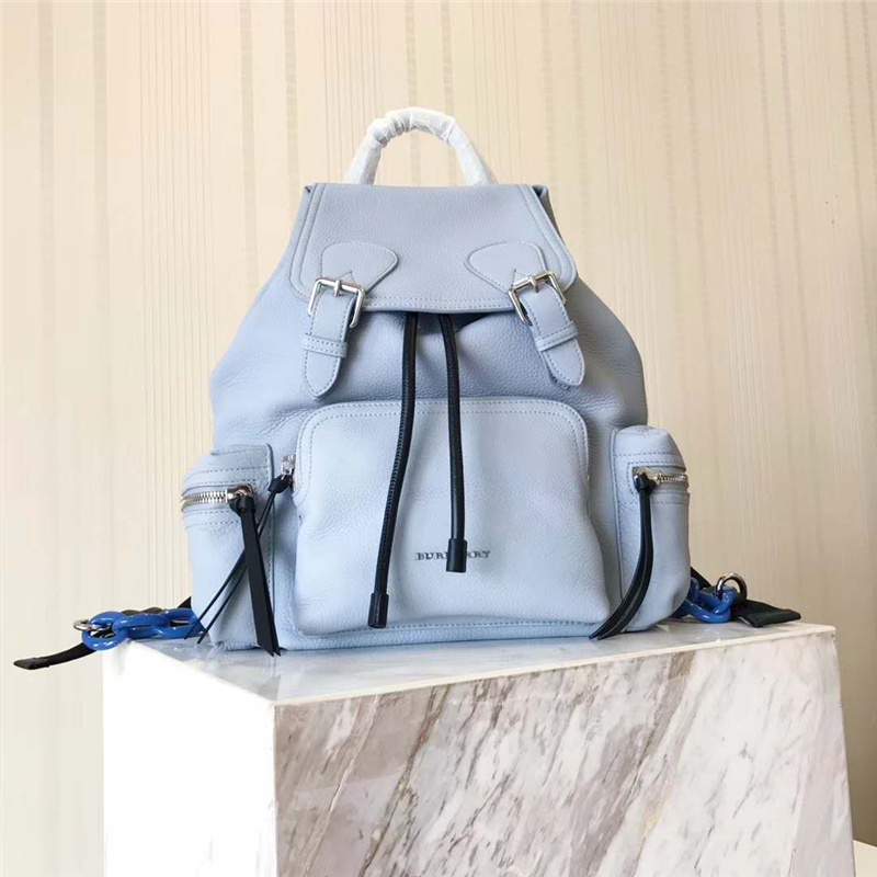 巴寶莉 The Rucksack 功能性 全皮 軍旅背包 淺藍色