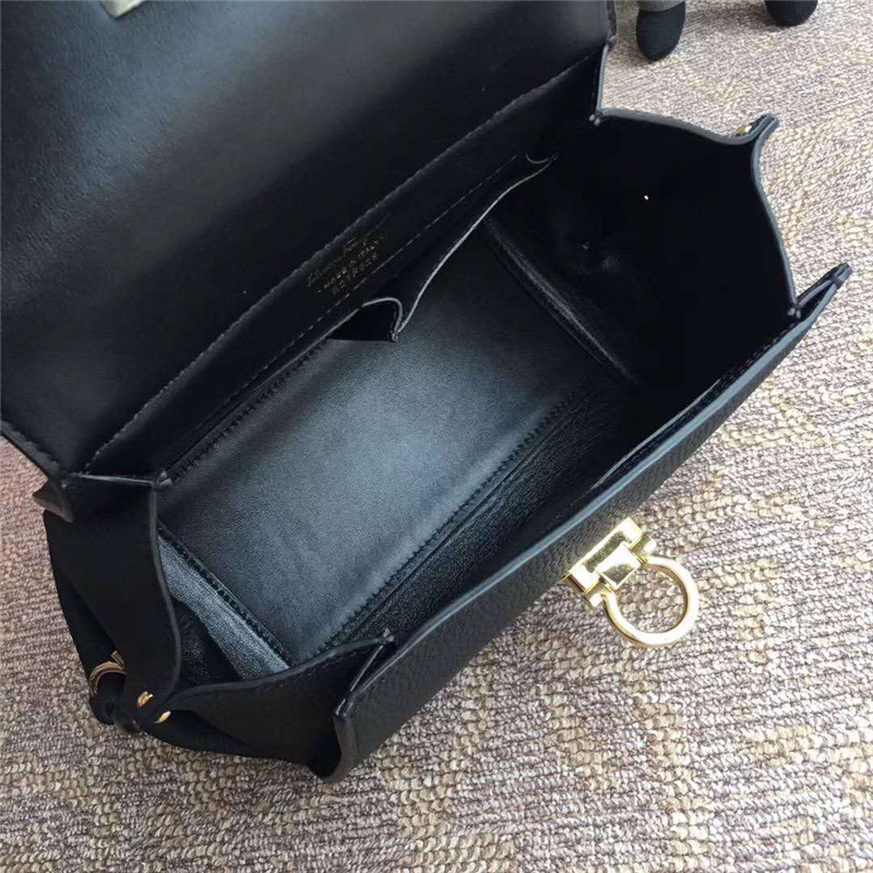 21F628 Ferragamo菲拉格慕 Sofia包 摔紋牛皮 鎖扣 中號肩包 黑色