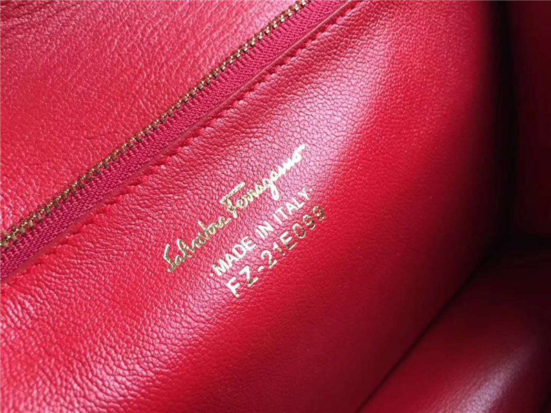 21E099 Ferragamo菲格拉慕 復(fù)古方包 中號 手提單肩包 黑色