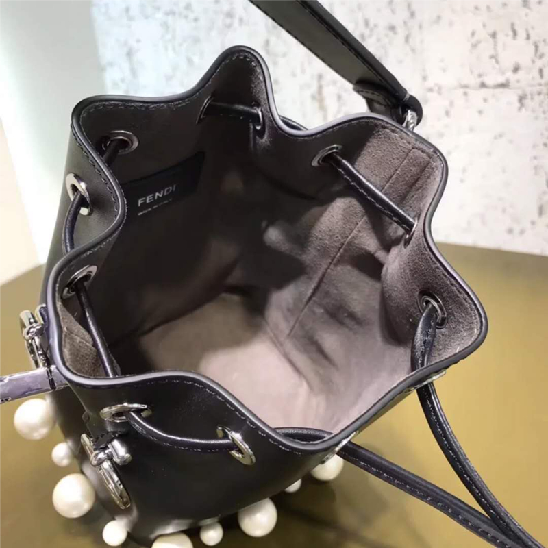 010 Fendi芬迪 MON TRéSOR 珍珠綴飾 純色 抽繩水桶包 黑色