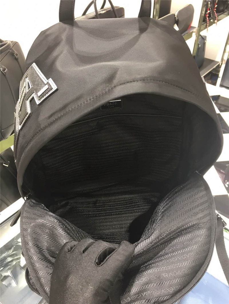 2VG066 Prada普拉達(dá) 男女共用款 進(jìn)口降落傘布料 雙肩包 銀色字母