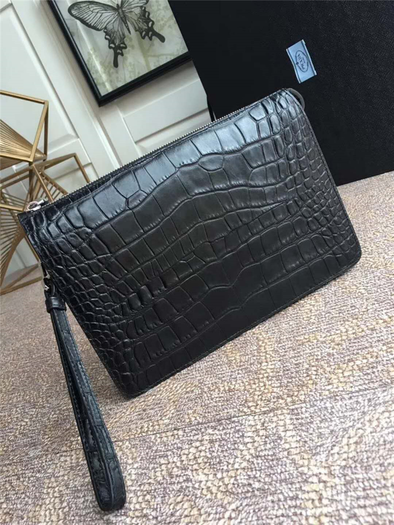 2VF001 Prada普拉達(dá) 鱷魚紋牛皮 拉鏈 立體手拿包 黑色角嘜