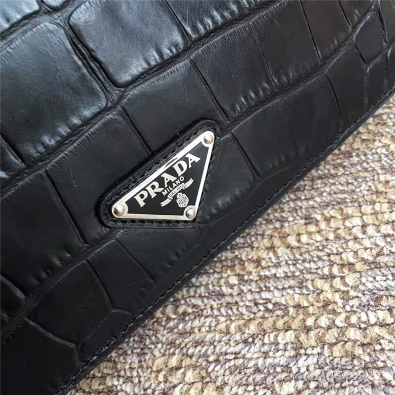 2VF001 Prada普拉達(dá) 鱷魚紋牛皮 拉鏈 立體手拿包 黑色角嘜