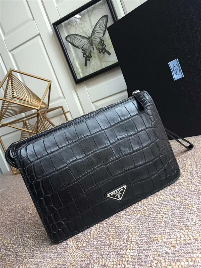 2VF001 Prada普拉達(dá) 鱷魚紋牛皮 拉鏈 立體手拿包 黑色角嘜