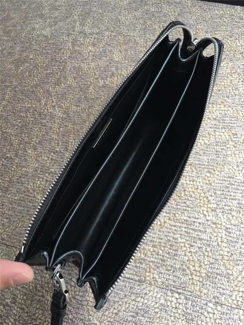 2VF001 Prada普拉達(dá) 鱷魚紋牛皮 拉鏈 立體手拿包 黑色角嘜