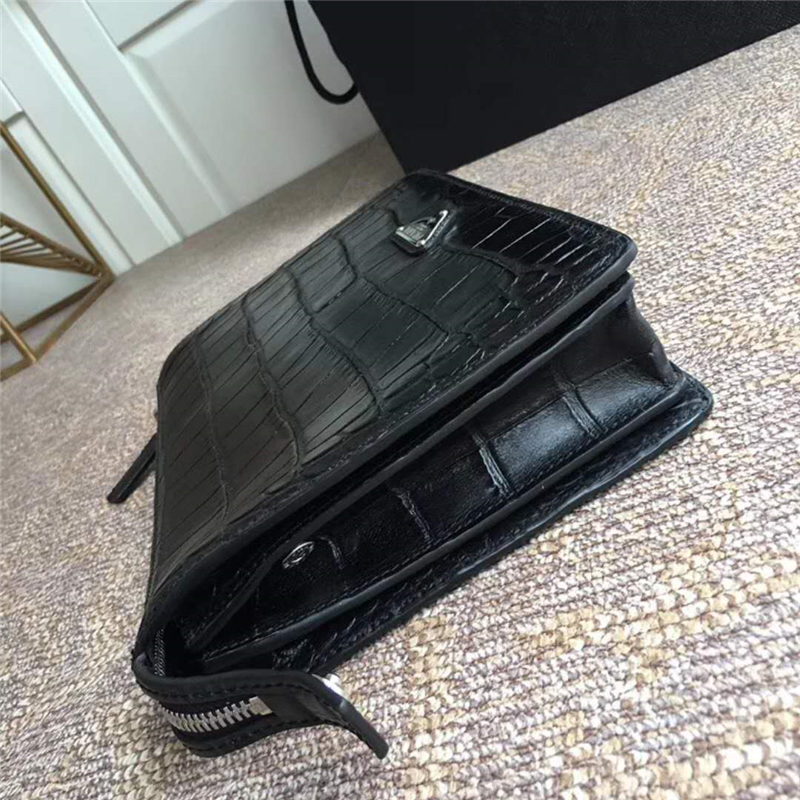 2VF001 Prada普拉達(dá) 鱷魚紋牛皮 拉鏈 立體手拿包 黑色角嘜