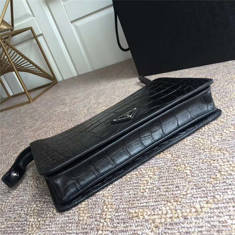 2VF001 Prada普拉達(dá) 鱷魚紋牛皮 拉鏈 立體手拿包 黑色角嘜