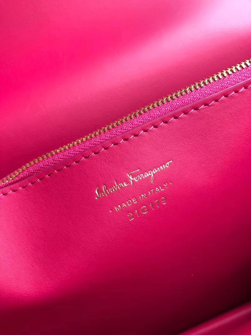 21G179 Ferragamo菲格拉慕 進口牛皮 Gancio鎖扣 20英寸 皮革襯里