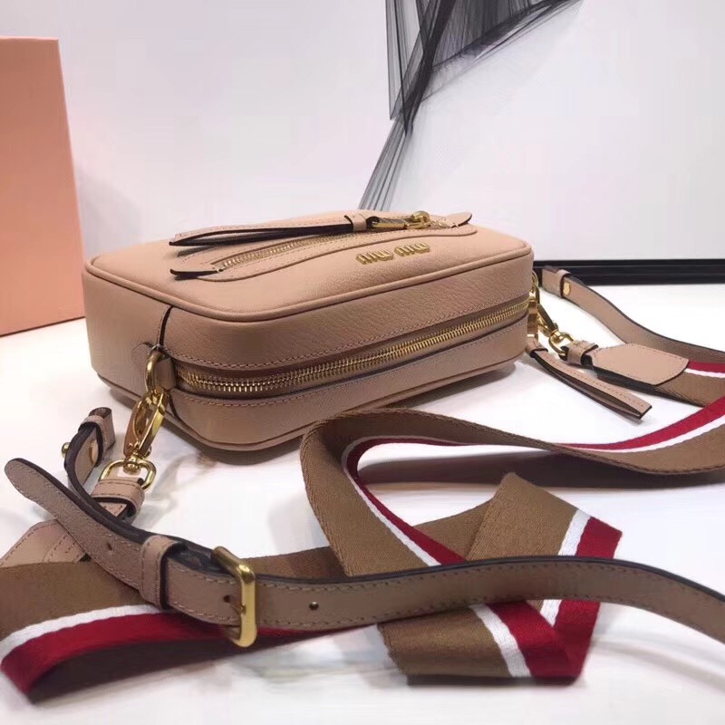 5BH116 繆繆專柜新款相機(jī)包 山羊皮 長(zhǎng)方形 單肩斜跨包 卡其色