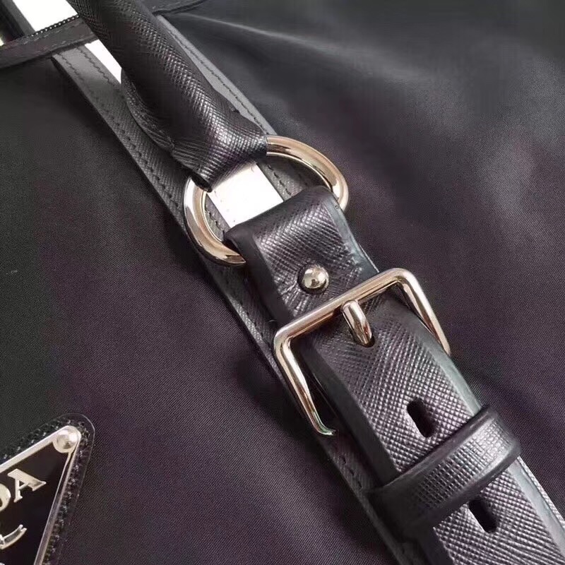 VS0330S Prada旅行包 防水料 雙皮革提手 男女通用 休閑挎包 黑色