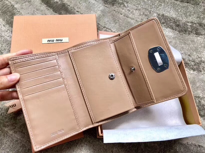 5MH015 MIUMIU 專柜新款 軟牛皮 三折 多卡位錢夾 卡其