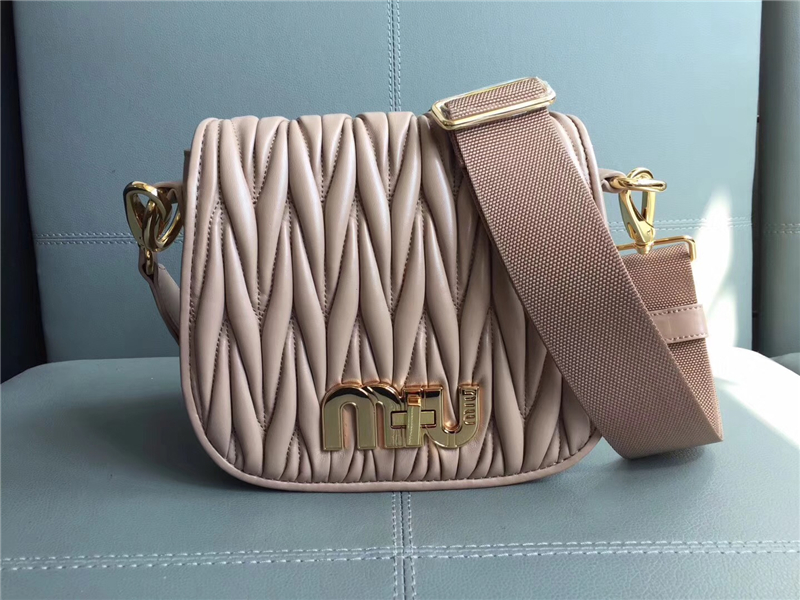 5BH085 MIUMIU繆繆 專柜新品 小羊皮 轉鎖開合 徽章肩帶斜挎包 杏色