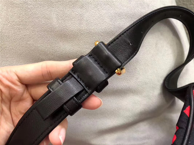 5BL009 MIUMIU繆繆 專柜新款 羊皮褶皺 涂鴉設計 胸包腰包 黑色