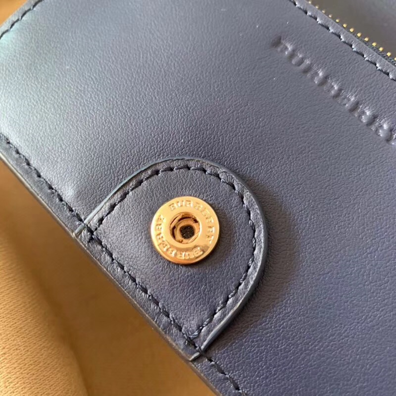 Burberry巴寶莉 全皮壓花徽章 雙折中長款 拼色錢夾 酒紅拼藍