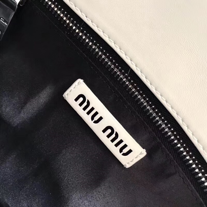 5BA076 MiuMiu女包 謬謬手提包 羊羔毛手袋 編織竹藍底 菜藍子包 白色