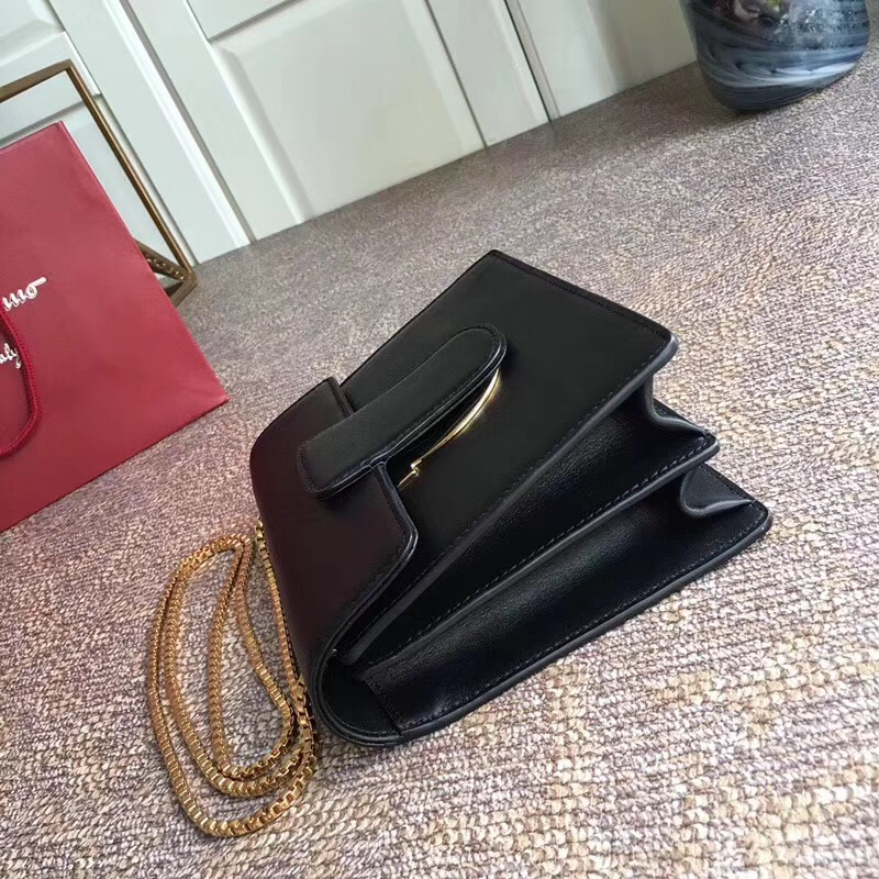 21F893 Ferragamo手包 半環搭扣 菲格拉慕女包 小牛皮 中號 翻蓋鏈條包 黑色