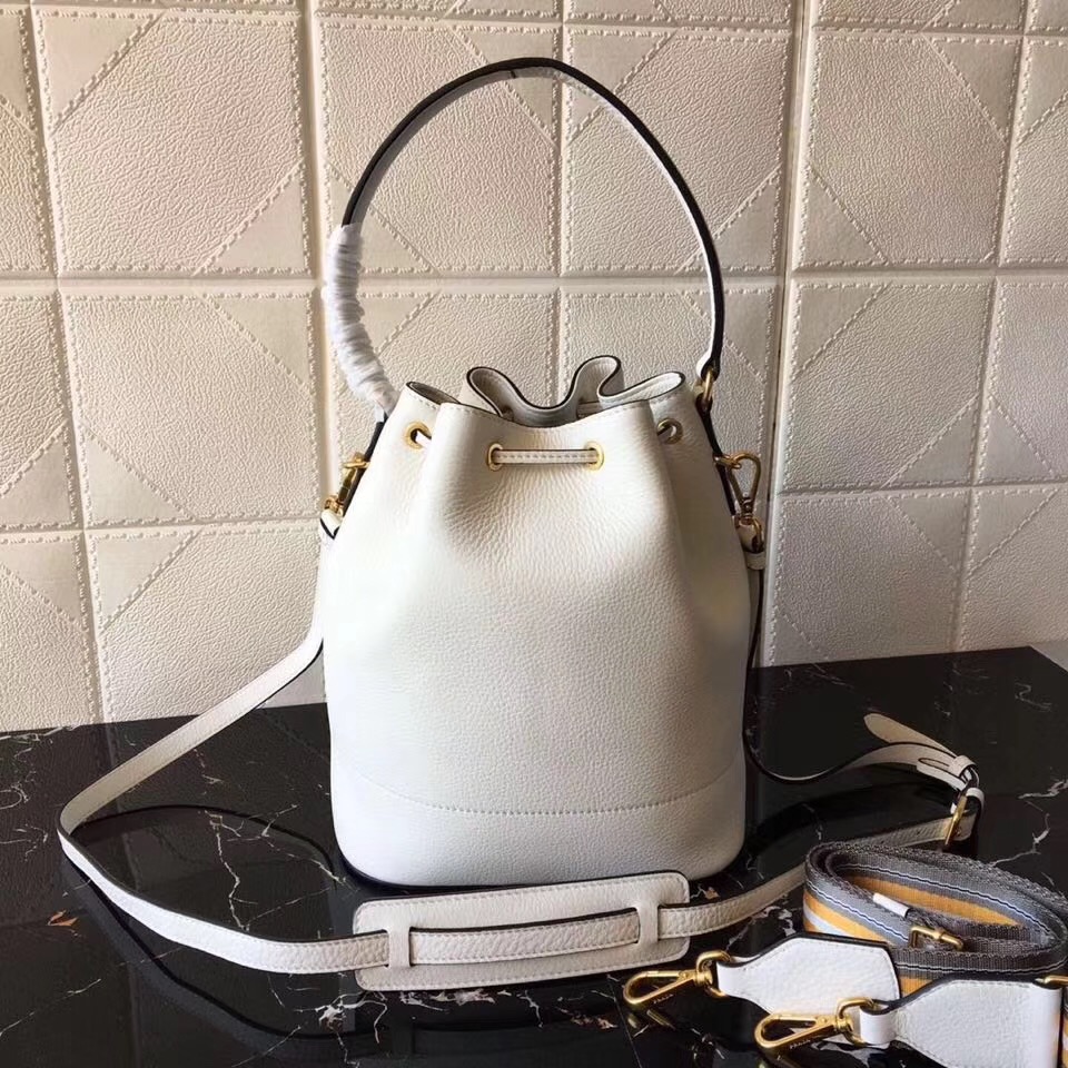 1BE018 Prada女包 小牛皮鹿皮紋 普拉達手提包 抽繩水桶包 Prada肩包 白色