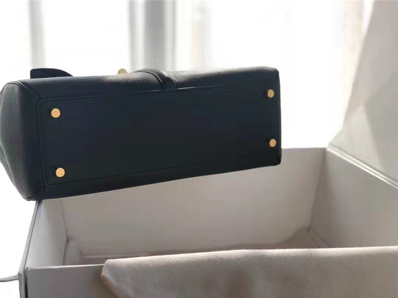 Celine包包 賽琳女負 19新款 金屬鎖扣 中號小牛皮包 Celine手提包女包