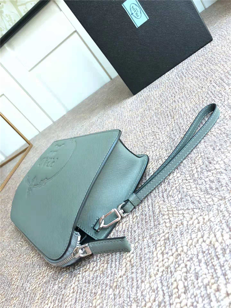 2VF056 Prada男款手包 Saffiano十字紋牛皮 絲印徽標 普拉達手拿包 青灰色