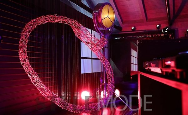 青年藝術家、攝影師Cerise Doucède以Juste un Clou手鐲為靈感創作的視覺藝術作品。