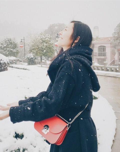 90秒知道 今年鏈條包這么火?大表姐劉雯表示:不背鏈條包心會(huì)癢癢