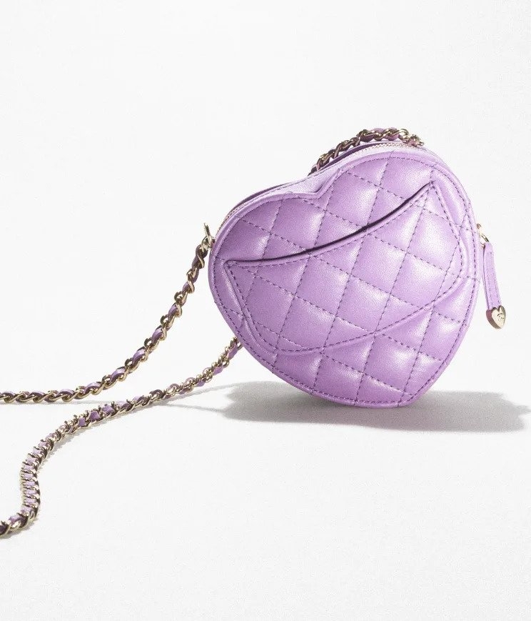 經典的紫色絎縫菱格紋展現優雅。