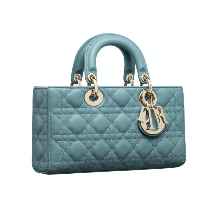 Dior 蒙田包、黛妃包全都換上「蔚藍色」! 這10款夏日感十足的包,每一個都用時髦的設計帶妳去度假!-5