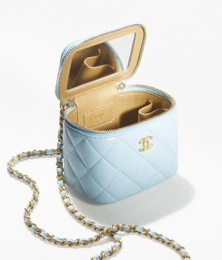 采用絎縫的藍色小羊皮打造。