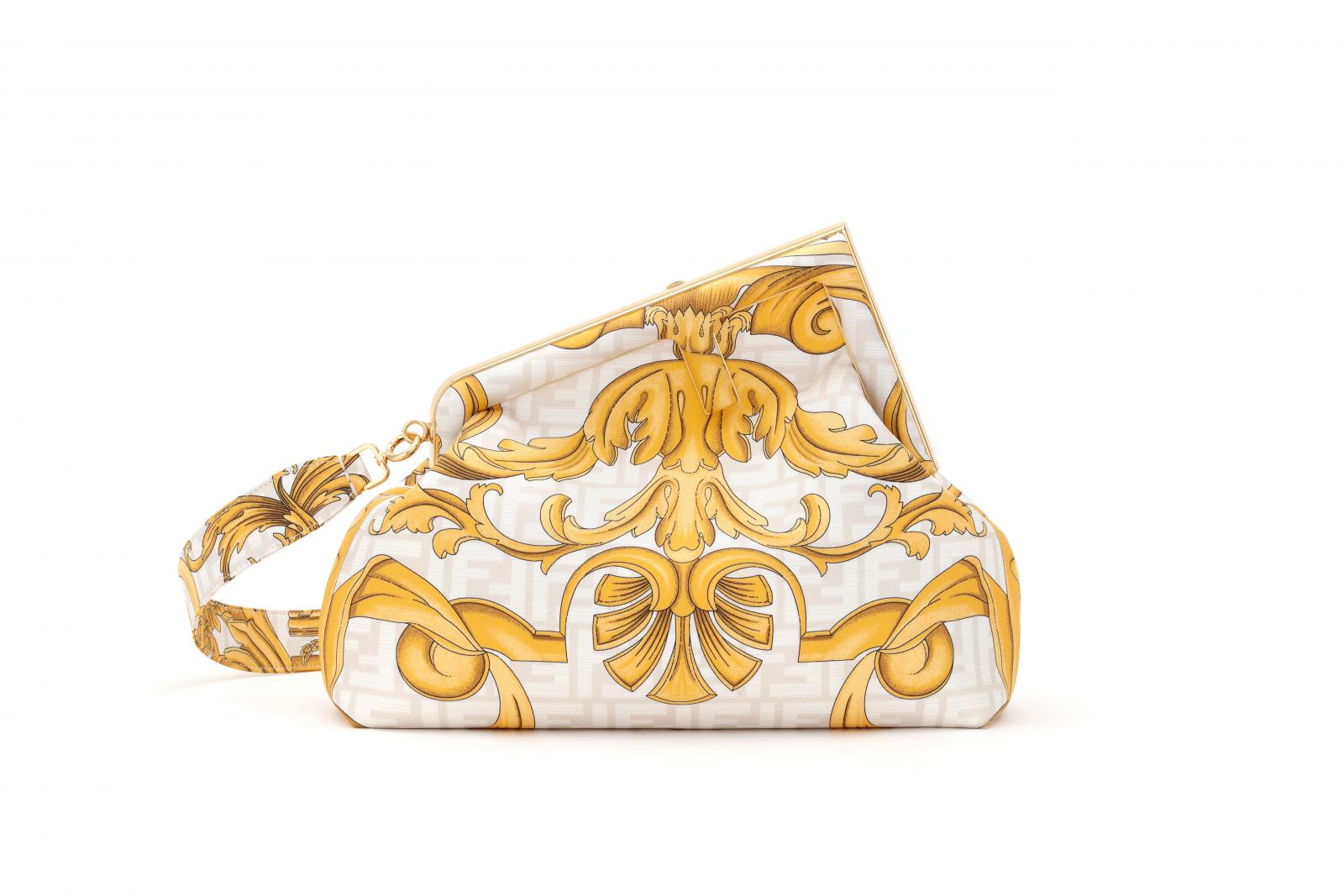 Versace By Fendi聯名款搶先看!7款Fendace系列包推薦,富豪金、粉嫩老花、華麗印花…時髦百搭決不能錯過-2