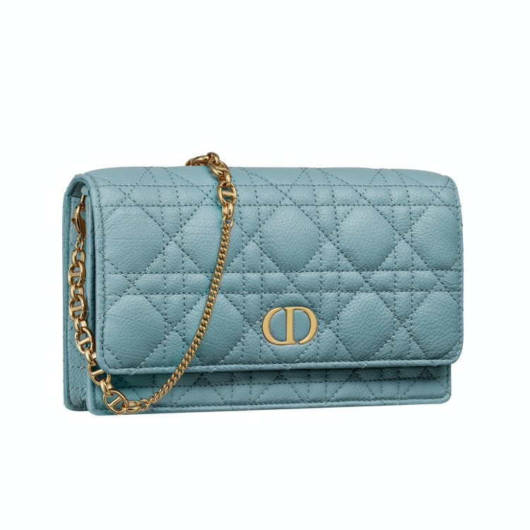 Dior 蒙田包、黛妃包全都換上「蔚藍色」! 這10款夏日感十足的包,每一個都用時髦的設計帶妳去度假!-1
